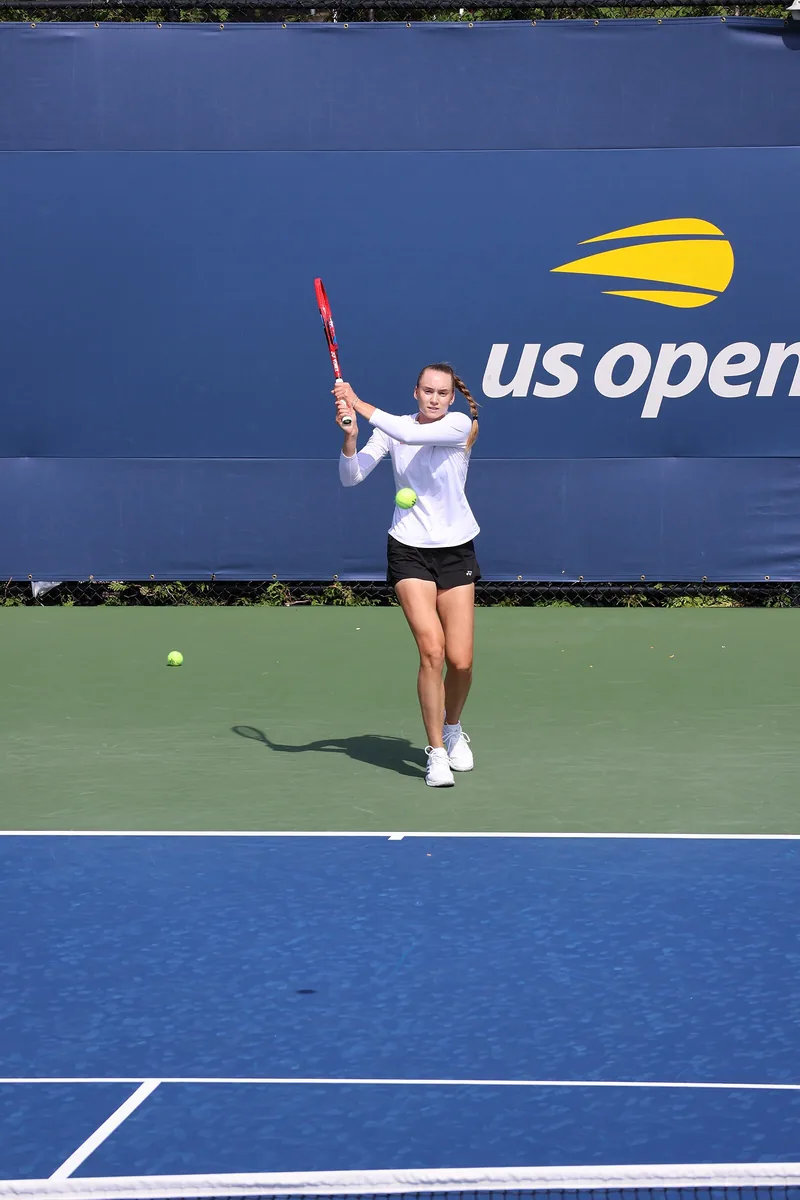 Елена Рыбакина во время матча на US Open 2023